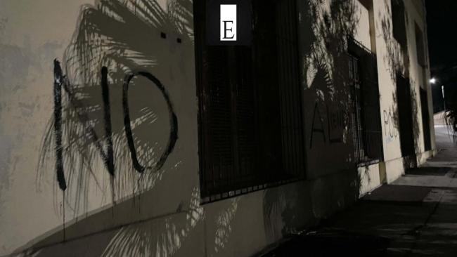 La nueva pintada en la fachada del Estadio Universitario de la Universidad de La Habana.